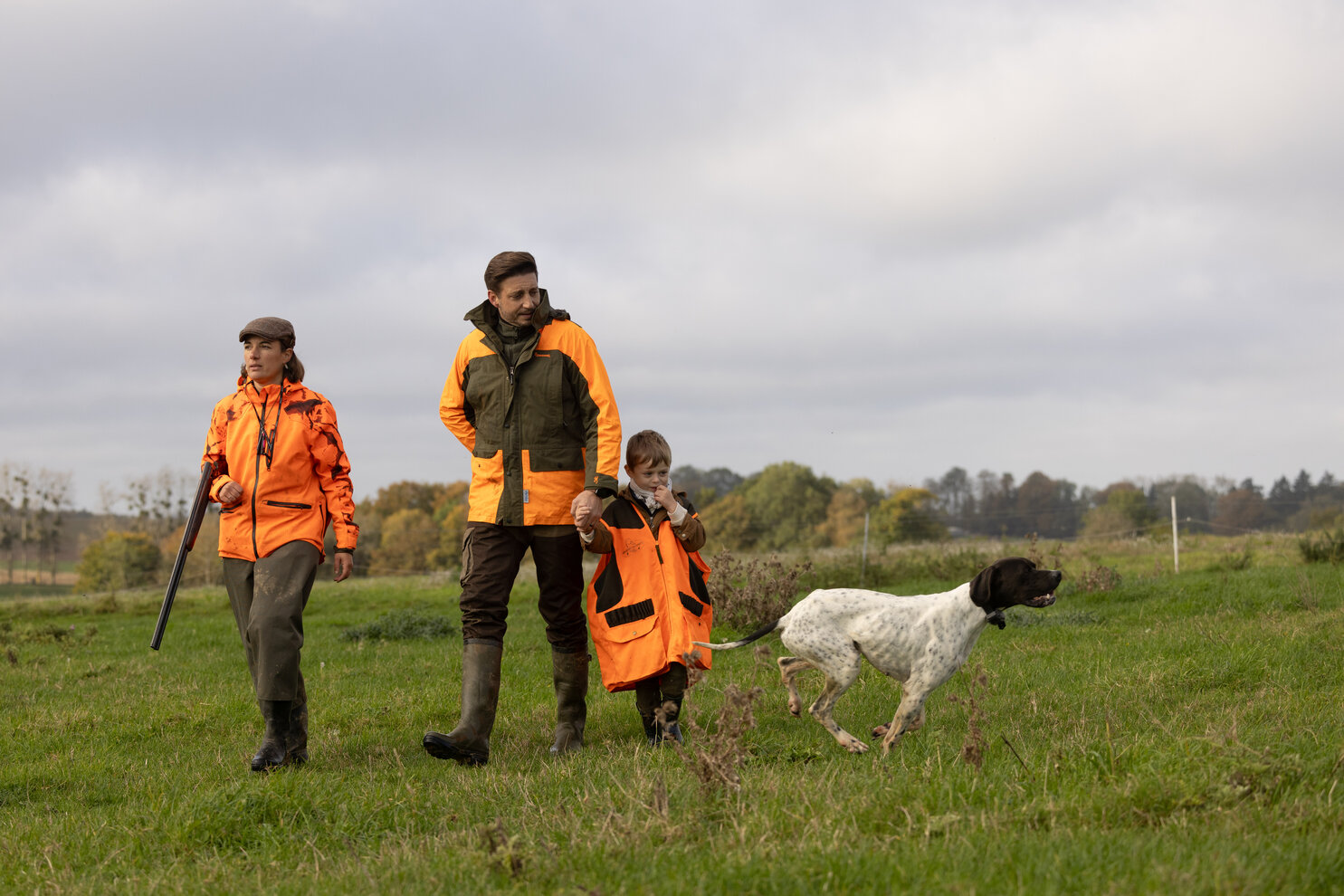 Famille avec leur chien en tenue de chasse
